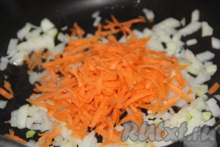 Морковку очистить, натереть на крупной тёрке, а затем выложить к луку и обжарить овощи на среднем огне в течение 5-7 минут, периодически помешивая.
