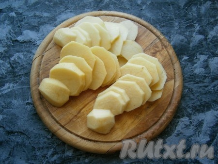 Очистить лук и картошку. Картофель нарезать кружочками толщиной около 0,3 см.