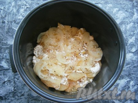 Крышку мультиварки закрыть, готовить картошку в сметане на режиме "Выпечка" 50 минут.
