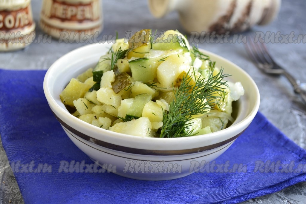Картофельный салат с солеными огурцами и луком