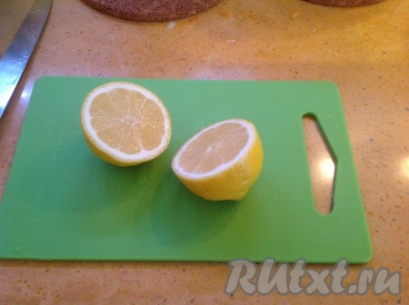Чтобы яблочко не потемнело, сбрызнем его лимонным соком. 