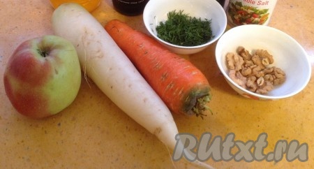 Подготовим необходимые продукты для приготовления салата из дайкона с морковью и чесноком.