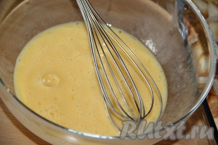 Для приготовления заливки соединить яйца и молоко, посолить по вкусу, перемешать венчиком.
