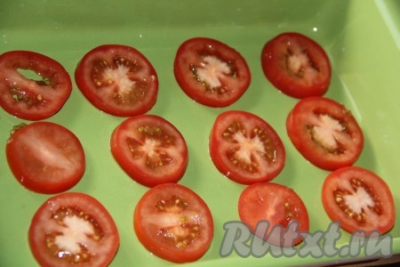 2 помидора вымыть и нарезать на кружочки. На дно жаропрочной формы выложить кружочки помидора.
