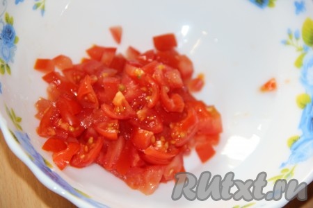 Для приготовления начинки вымыть и мелко нарезать 1 помидор.
