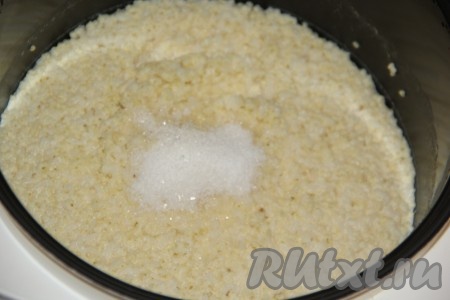 В конце варки добавить соль, сахар и ванильный сахар, перемешать. 