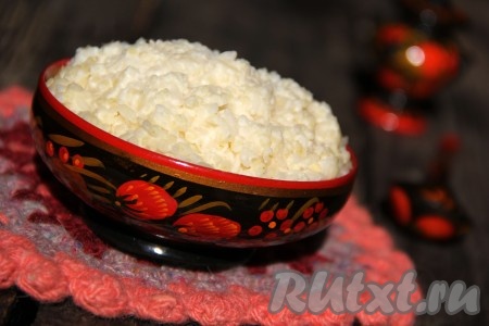 Раскладываем рисово-пшенную кашу по тарелкам, добавляем сливочное масло и подаём к столу.

