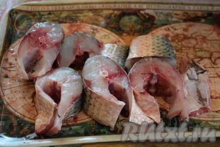 Далее нарезаем рыбу на порционные кусочки (на такие, какие вы любите). Я нарезаю, примерно, по 3-4 см в ширину. 