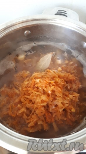 Когда картошка станет мягкой, добавить в суп подготовленную заправку и лавровый лист.
