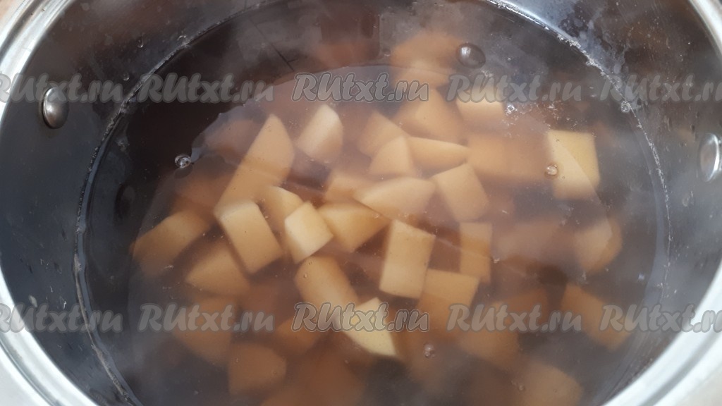 Картофель очистить, промыть, нарезать кусочками. Картошку и перец горошком добавить в суп с грибами, варить до мягкости картофеля.
