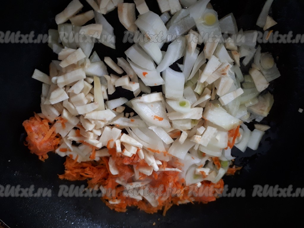 Лук очистить и нарезать произвольно. Сельдерей (если используете) и морковь вымыть, очистить, натереть на терке или нарезать соломкой. На сковороде разогреть растительное масло, выложить лук, морковь и сельдерей, обжарить овощи, помешивая, в течение 5 минут на среднем огне.
