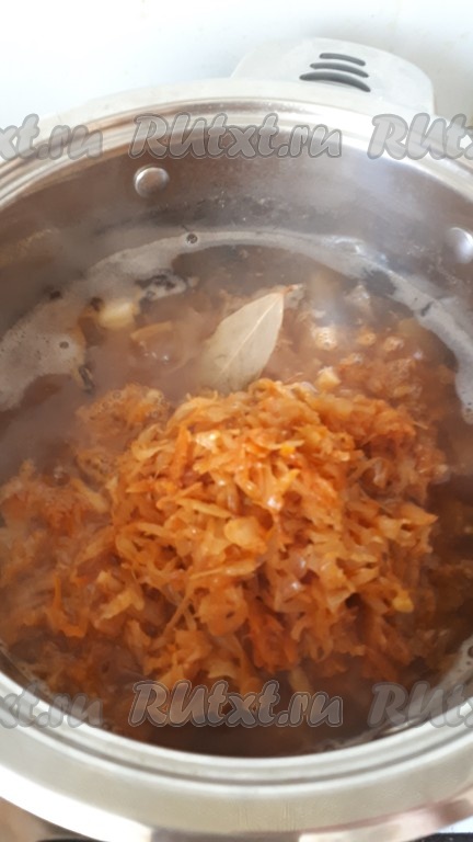 Когда картошка станет мягкой, добавить в суп подготовленную заправку и лавровый лист.
