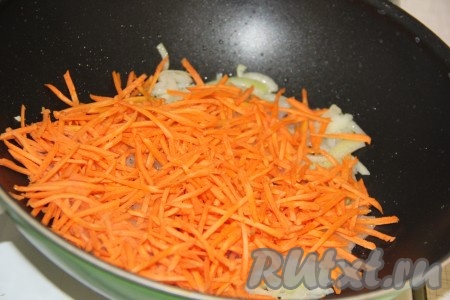 Затем к обжаренному луку добавить морковку, натёртую на тёрке для моркови по-корейски. 
