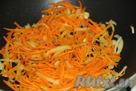 Обжарить морковь с луком в течение 2 минут.
