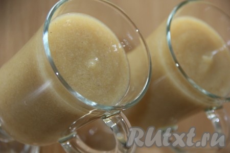 Разложить яблочный мусс по креманкам (или стаканам) и украсить по желанию.