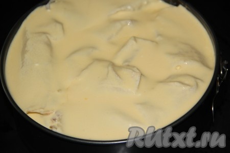 Вылить заливку в форму поверх рулета. Поставить форму с пирогом из лаваша в разогретую духовку и выпекать в течение 35-40 минут при температуре 200 градусов.
