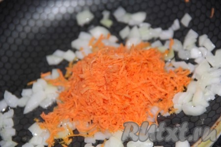 Когда лук обжарится, добавить к нему натертую морковку.
