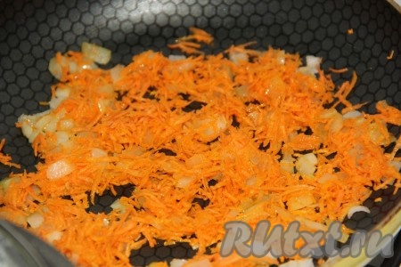 Обжаривать лук с морковью минут 7, помешивая время от времени. 
