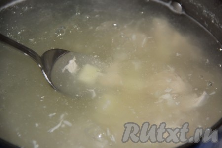 Варить куриный суп с рисом и картошкой 15 минут.
