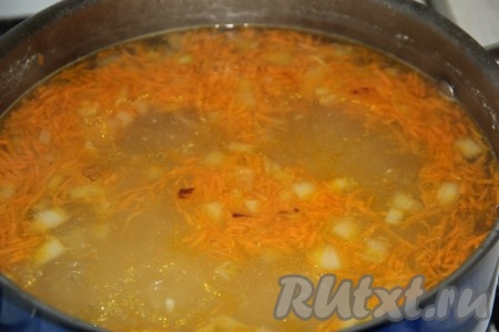 Когда картошка с рисом будут практически готовы, добавить в куриный суп обжаренные овощи и варить ещё минут 5.
