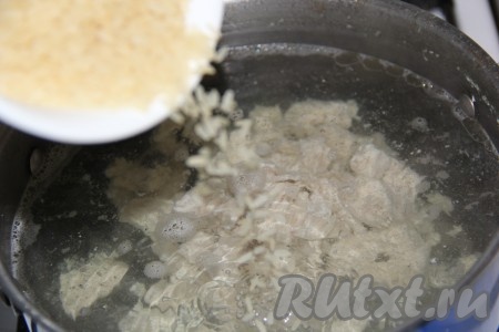 В кипящий куриный бульон выложить картофель и всыпать рис, довести до кипения и уменьшить огонь. Я использовала пропаренный рис, поэтому его не промывала (если используете не шлифованный рис, то сначала промойте его).
