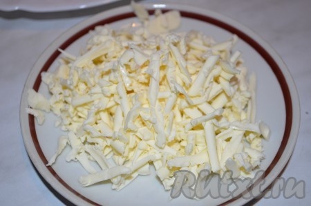Плавленный сыр натереть на крупной терке. 
