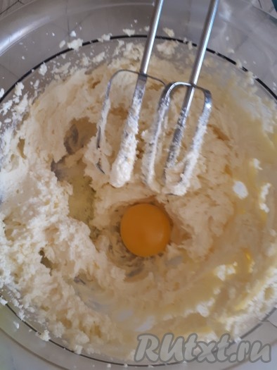 Затем по одному добавить яйца, продолжая взбивать после каждого яйца.