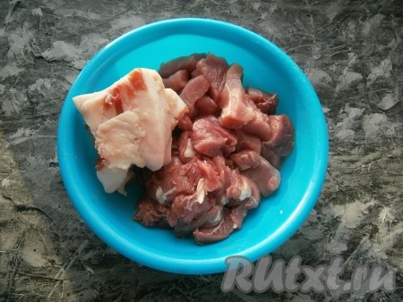 Подготовить мясо и сало - всё должно быть хорошо охлажденным. Мякоть говядины и свинины нарезать средними кусочками.
