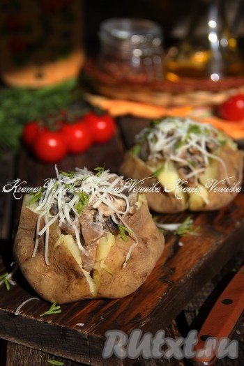 Картофель, запеченный в духовке, фаршированный грибами