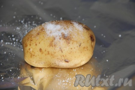 Картофель хорошо вымыть. Одну картофелину выложить на кусок фольги, посолить и полить 0,5 чайной ложки растительного масла.
