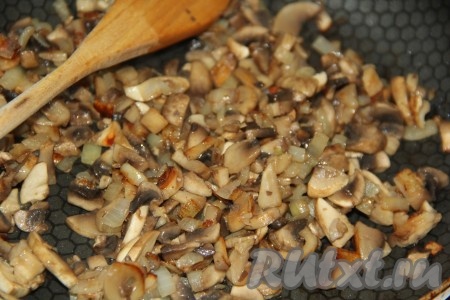 Жарить грибы с луком в течение 15 минут на среднем огне, иногда помешивая.
