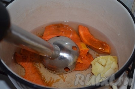 Тыкву и картофель переложить в кастрюлю, залить водой (бульоном), взбить блендером.
