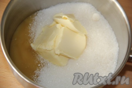 Соединить в кастрюле мёд, сливочное масло и сахар.
