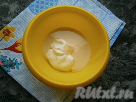 В отдельную миску выложить сгущенное молоко, добавить сметану.
