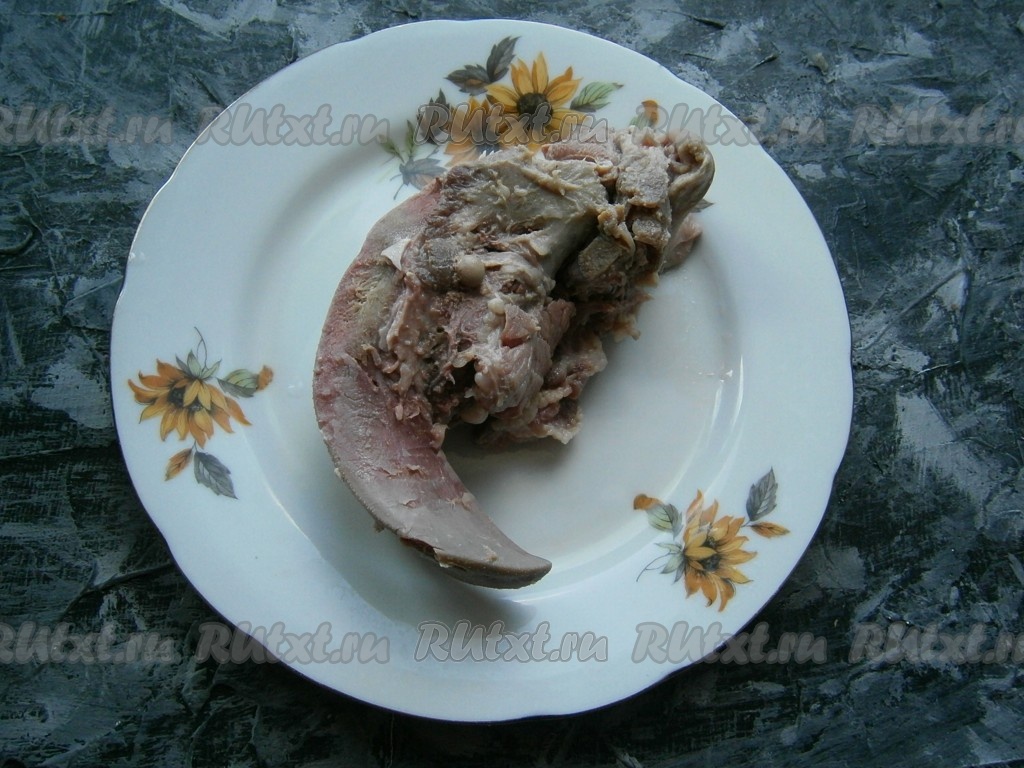 Салат с языком и маринованными огурцами - кулинарный рецепт.