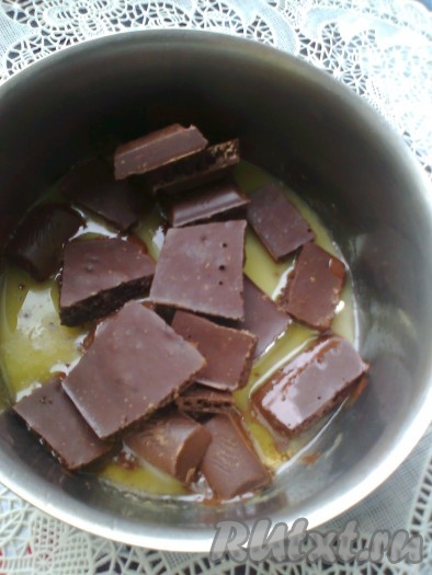 Для приготовления глазури растопить масло в небольшой кастрюльке, добавить кусочки шоколада. Размешать глазурь до однородного состояния. 