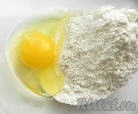 Для галушек смешать яйца с мукой, понемногу добавляя воду. 