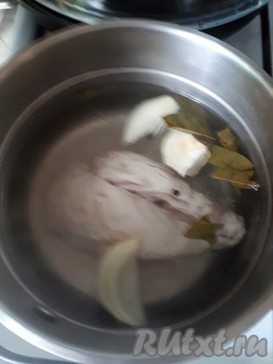 Куриную грудку отварить в подсоленной воде с луком, лавровым листом и перцем горошком до готовности (примерно, 20 минут).
