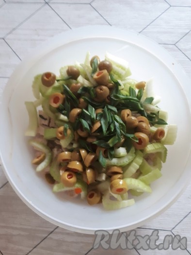 Зеленый лук вымыть, нарезать мелко и добавить в салат. Небольшое количество зеленого лука оставить для украшения салата. 

