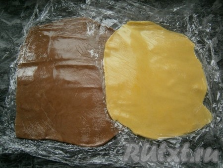 Каждое тесто отдельно выложить между двумя слоями пищевой пленки и раскатать в приблизительно одинаковые пласты толщиной около 0,2-0,3 см.