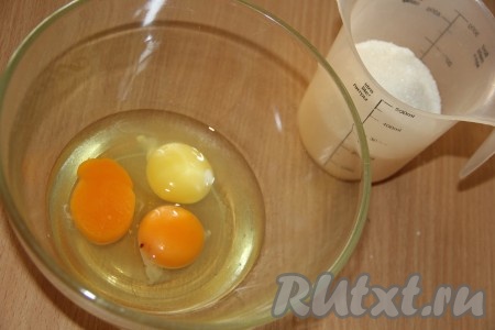В отдельной миске соединить яйца и сахар.