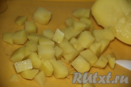 Картофель, морковь и лук очистить. Картошку нарезать на кубики.
