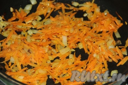 Обжарить морковку с луком на среднем огне в течение 5-7 минут, не забывая периодически помешивать.
