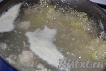 Опустить пшено в кастрюлю и варить суп 10 минут.
