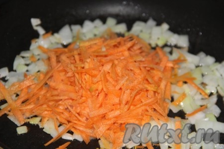 Затем к обжаренному луку добавить натёртую морковь.
