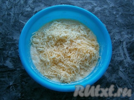 Рассольный сыр размять (или натереть на терке), обычный твердый сыр натереть на мелкой терке. Добавить два вида сыра в тесто.