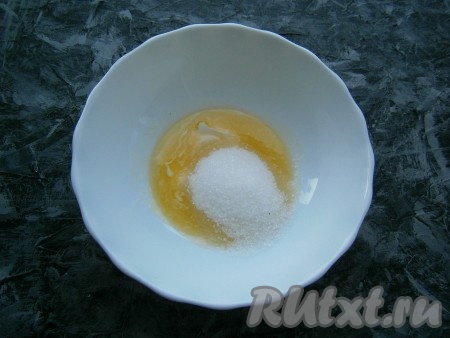 В растопленное масло добавить сахар и щепотку соли, перемешать.
