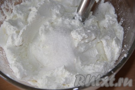 Ванильный сахар добавить в однородную творожную массу и ещё раз пробить погружным блендером.
