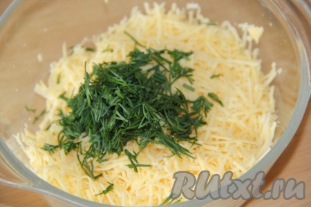 Укроп вымыть, обсушить, мелко нарезать и добавить к сыру с чесноком.
