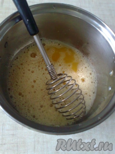 Для приготовления теста поместите миску с яйцами и оставшимся белком на водяную баню (кастрюлю с горячей водой), добавьте сахар, мед, ванильный сахар и перемешивайте, пока сахар не растворится (температура не достигнет 40 градусов).
